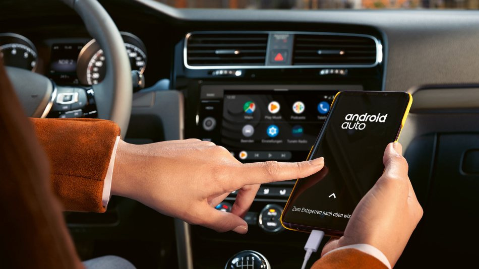 Mūsdienīgi veidi, kā savienot viedtālruni ar auto