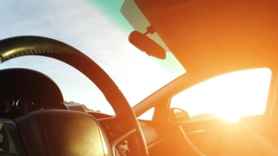 Kā atvēsināt auto salonu karstumā?