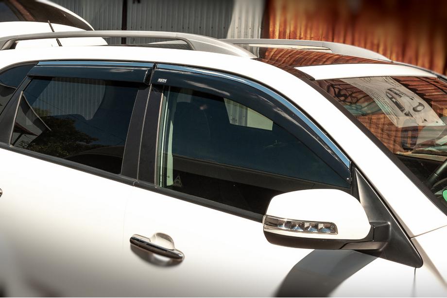Kia Sorento II XM 2009–2014 Logu vēja deflektori ar hromētu līsti (4 gab., Niken) Image