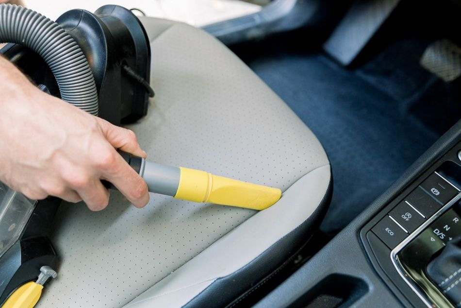 Kā iztīrīt grūti aizsniedzamas vietas automašīnā?