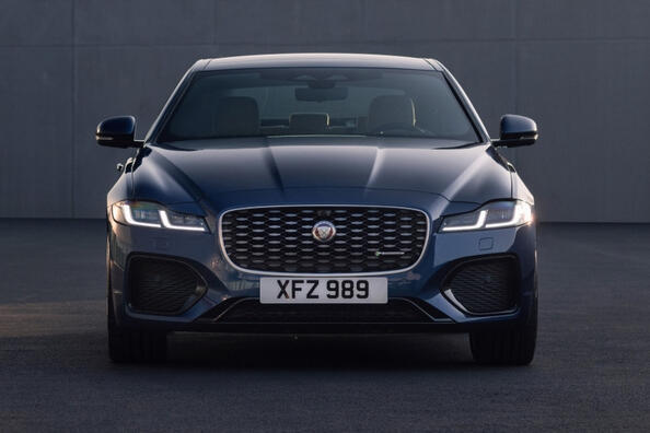 Premium sedans Jaguar XF: greznība detaļās