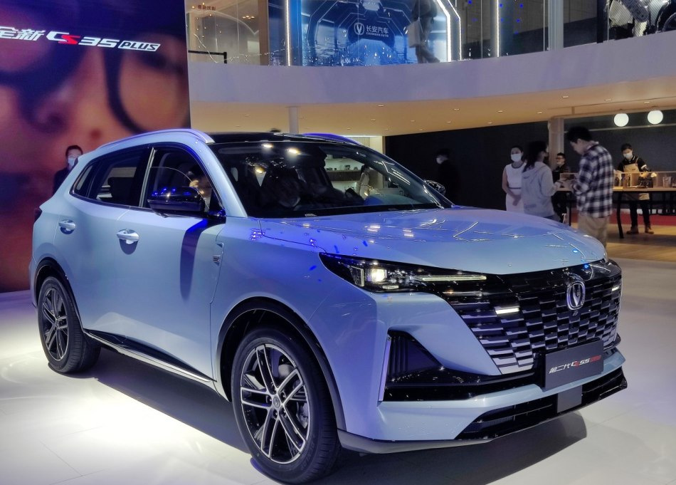 Changan CS55 PLUS II paaudze: stiligs krosovers ar plasu salonu