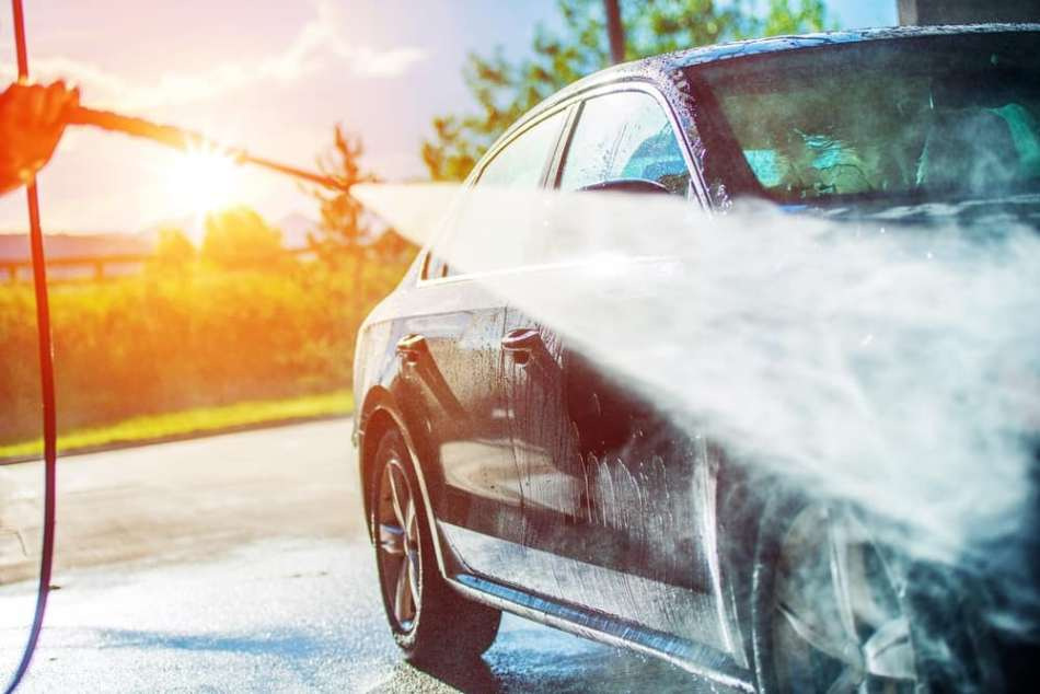 Kā pareizi mazgāt auto karstā laikā?