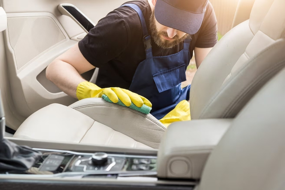 Šķidrā āda: glābiņš automašīnas salonam