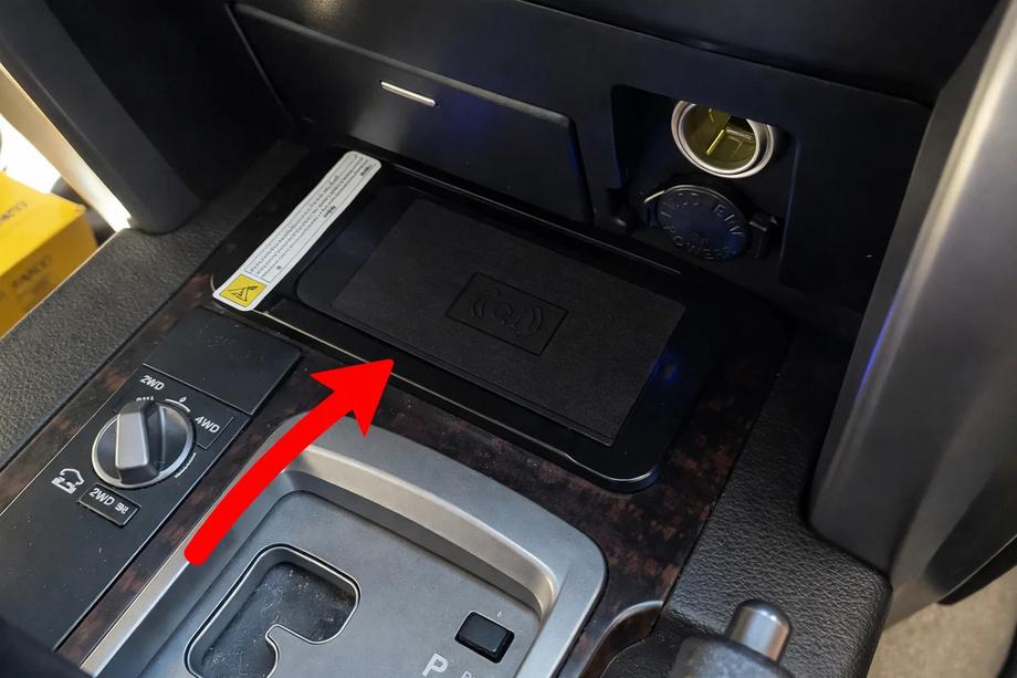 Toyota Land Cruiser 200 2007–2021 Bezvadu telefona uzlādes komplekts (2007-2015) Foto 2
