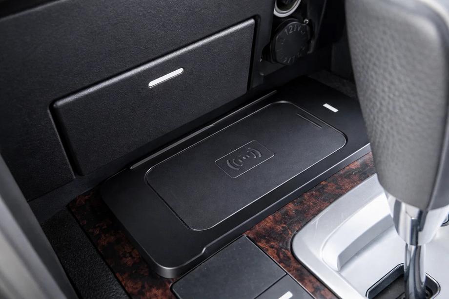 Toyota Land Cruiser 200 2007–2021 Bezvadu telefona uzlādes komplekts (2007-2015) Foto 1
