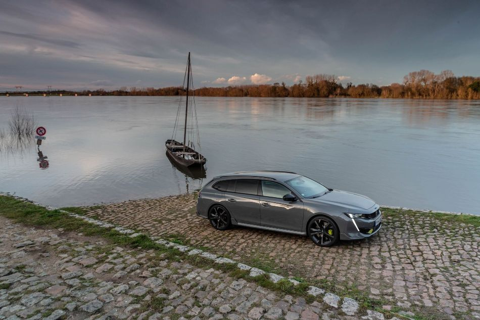 Peugeot 508 SW PSE 360 ZS hibrīda universāļa apskats