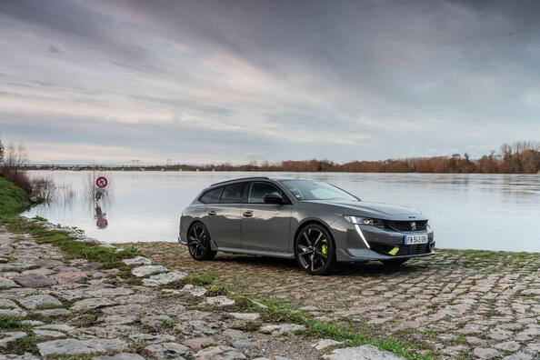 Peugeot 508 SW PSE 360 ZS hibrīda universāļa apskats