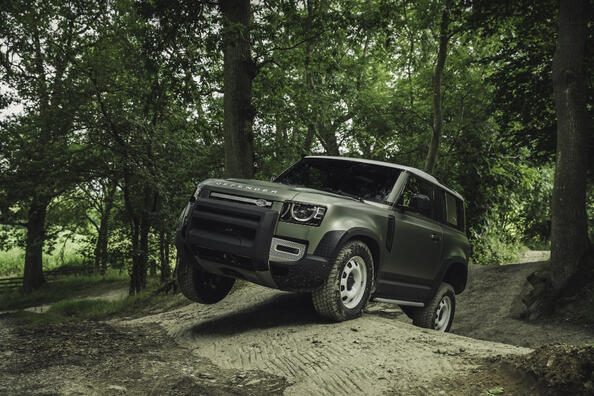 Land Rover Defender 90: trīsdurvju apvidnieka apskats
