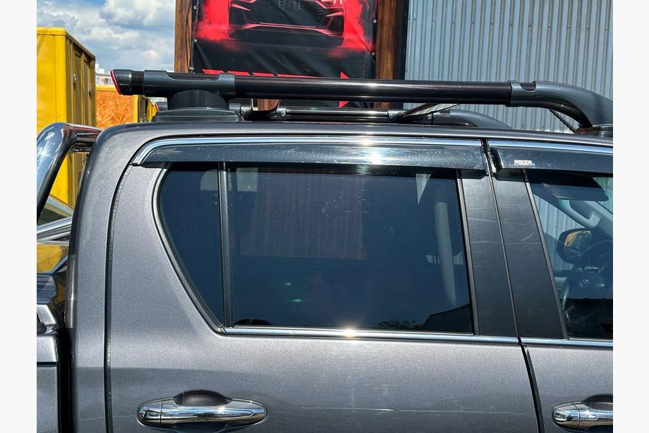 Toyota Hilux 2015– Jumta reliņi Shark (ar šķērstieni) Melna krāsa Foto 7