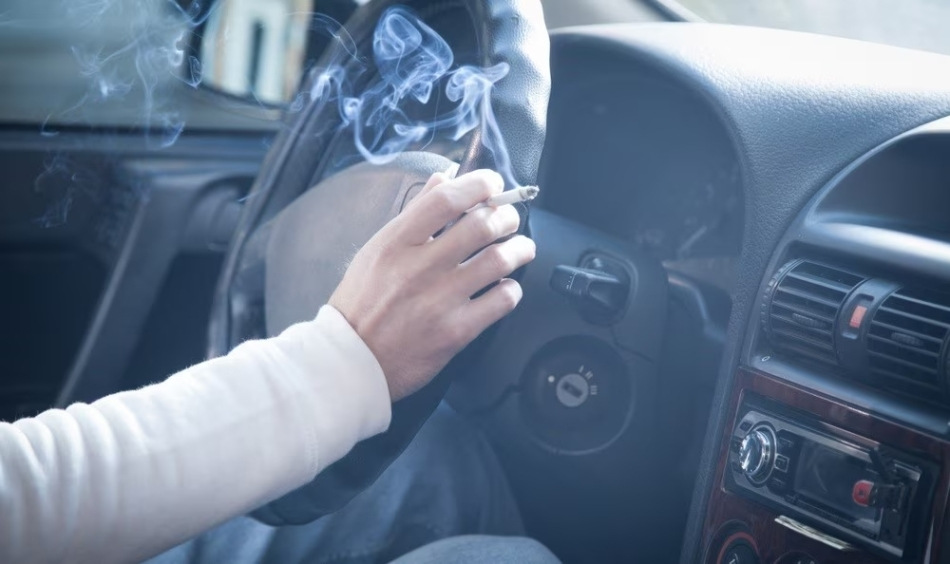 Kā atbrīvoties no cigarešu smakas automašīnā