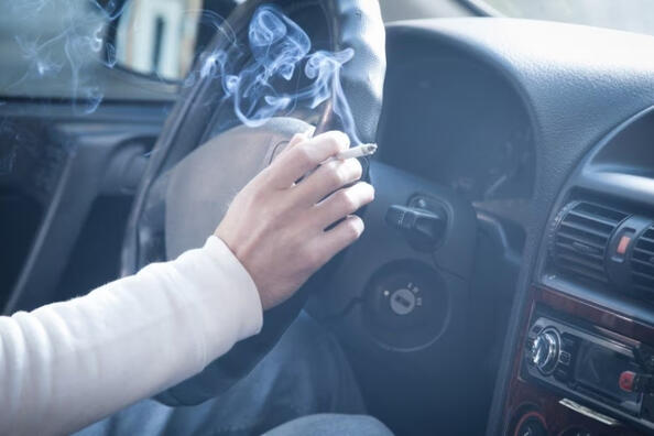 Kā atbrīvoties no cigarešu smakas automašīnā