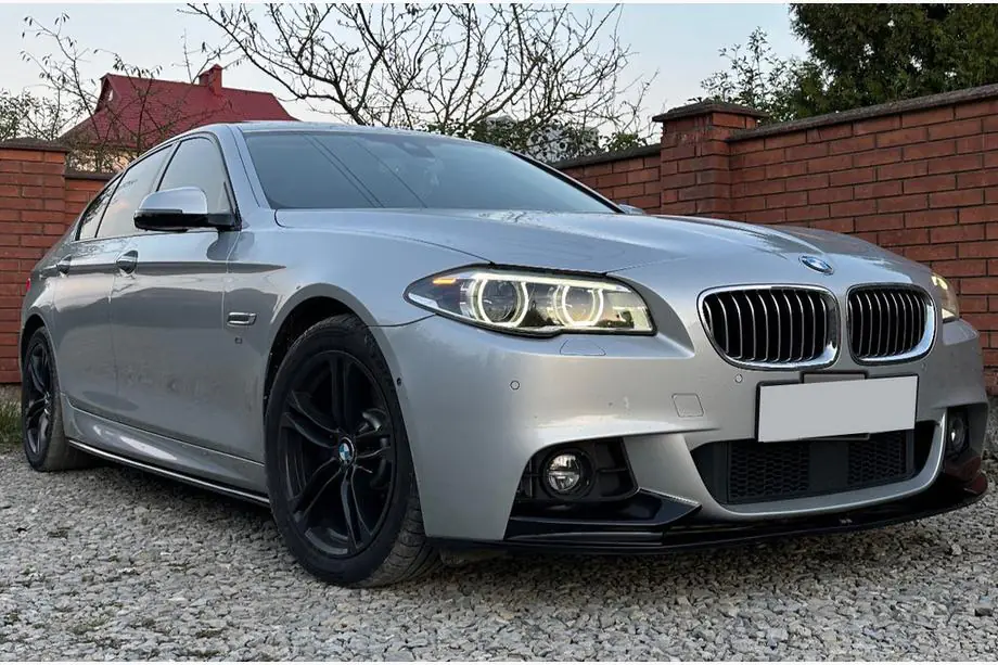 BMW 5. sērija F10/F11 2010–2016 DPT V-1 sliekšņu uzlikas (M-Sport/M5 sliekšņiem, melns spīdīgs) Image