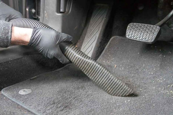 Kā tīrīt automašīnas paklājiņus: pārbaudītas metodes