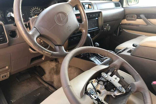 Vai automašīnā var nomainīt stūri?