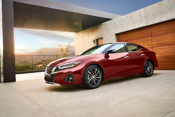 Pārskats par komfortablo un eleganto Nissan Maxima sedanu