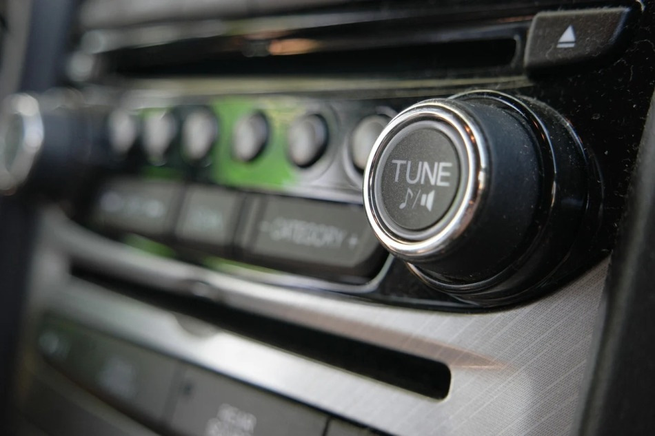 Kā uzlabot automašīnas audio sistēmas skaņas kvalitāti?