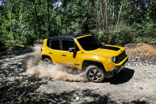 Jeep Renegade krosovera feislifta versijas apskats