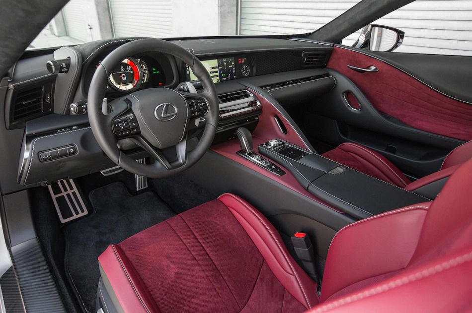 Alcantara auto salonā: priekšrocības un īpatnības