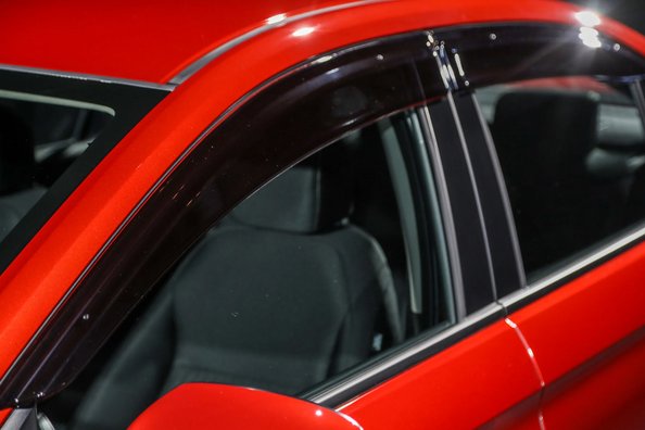 Vēja deflektori auto logiem: plusi un mīnusi