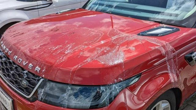 Ko darīt, ja auto apliets ar krāsu vai skābi?