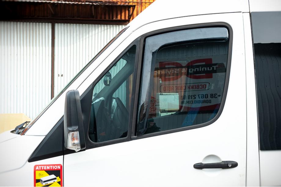 Mercedes Sprinter W906 2006–2018 Logu vēja deflektori, ievietojami (daļēji caurspīdīgi, 2 gab., Cagatay) Foto 2