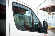 Volkswagen Crafter 2006–2016 Logu vēja deflektori, ievietojami (daļēji caurspīdīgi, 2 gab., Cagatay) foto 5