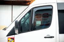 Volkswagen Crafter 2006–2016 Logu vēja deflektori, ievietojami (daļēji caurspīdīgi, 2 gab., Cagatay) foto 2
