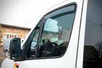 Volkswagen Crafter 2006–2016 Logu vēja deflektori, ievietojami (daļēji caurspīdīgi, 2 gab., Cagatay) foto 6
