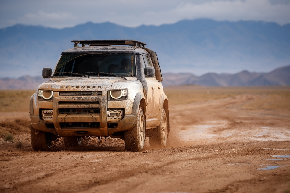 Apskats: liels un jaudīgs apvidus auto Land Rover Defender 110