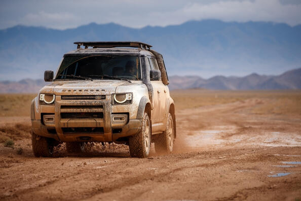 Apskats: liels un jaudīgs apvidus auto Land Rover Defender 110