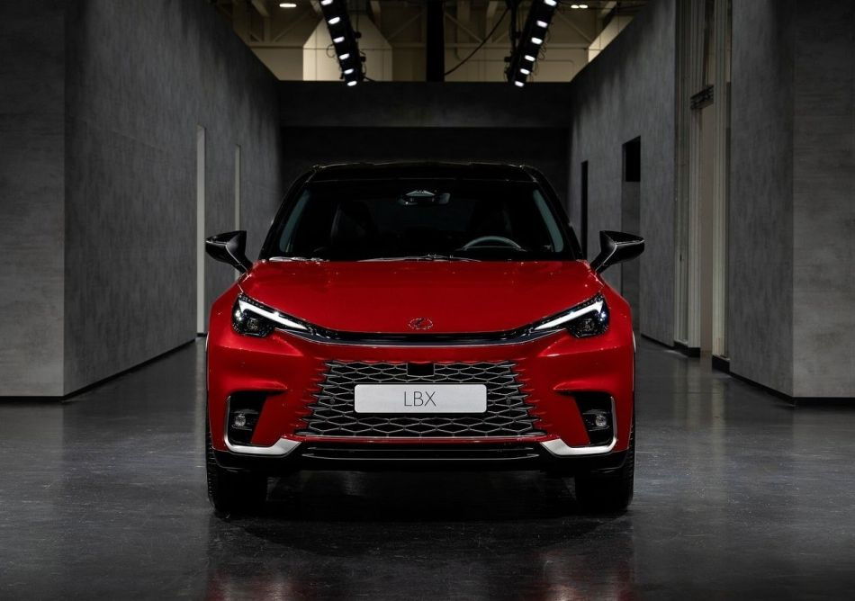 Lexus LBX apskats: elegants un tehnoloģisks kompaktais krosovers