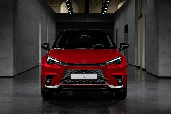 Lexus LBX apskats: elegants un tehnoloģisks kompaktais krosovers