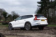 Otrās paaudzes Volvo V60 Cross Country universāļa apskats foto 2