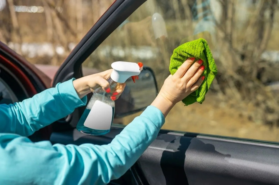 Auto stiklu kopšana: tīrīšana un aizsardzība pret bojājumiem