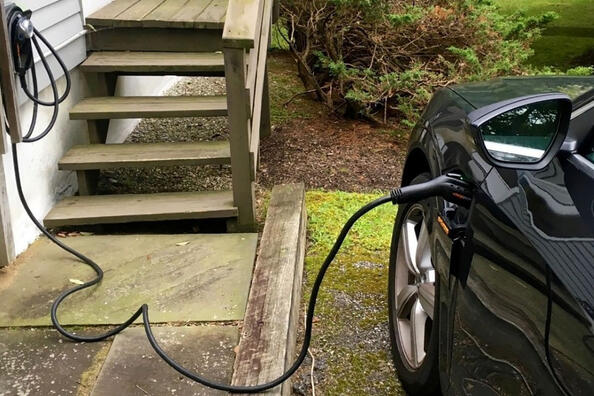 Kā izmantot elektroauto mājas elektroapgādei: ieguvumi un iespējas