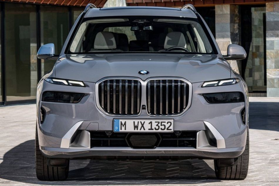 Atsvaidzinātā luksusa krosovera BMW X7 apskats