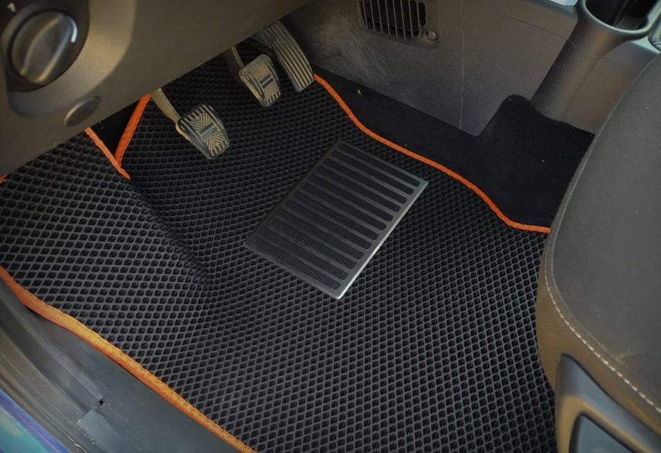 Kāpēc auto paklājiņā vajadzīgs papēža pastiprinājums?