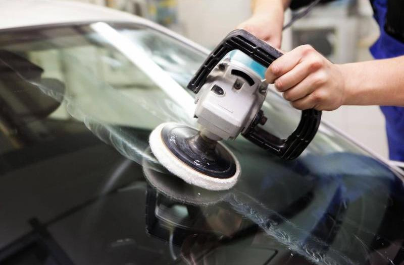 Kāpēc ir vērts pulēt automašīnas vējstiklu?