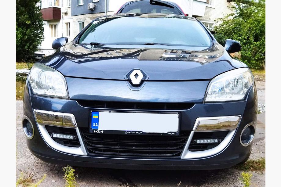 Renault Megane III 2009–2016 Priekšējā bampera stūra uzlikas 2008-2011 (nerūsējošais tērauds) Image