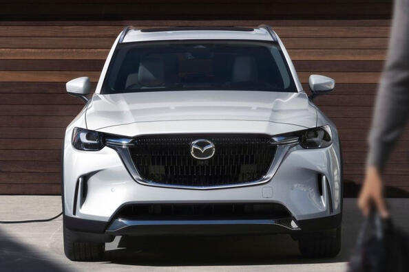 Mazda CX-90 pilna izmēra flagmaņa krosovera apskats