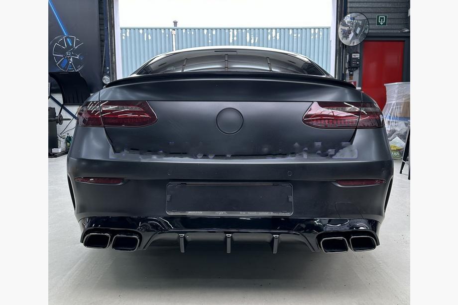 Mercedes E-class coupe C238 2016–2024 Aizmugurējais difuzors Black ar izplūdes uzgaļiem Black (AMG63 Design) Image