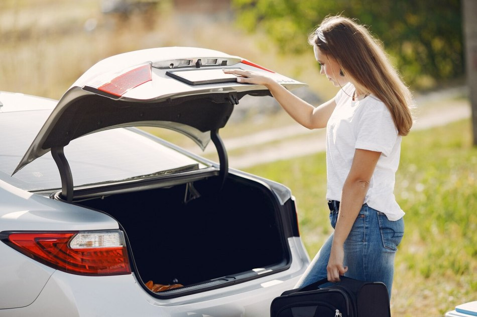 Auto bagāžnieks neveras: iemesli un ko darīt