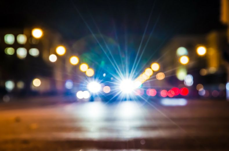 Kāpēc viens auto lukturis spīd spožāk par otru: iemesli un ko darīt
