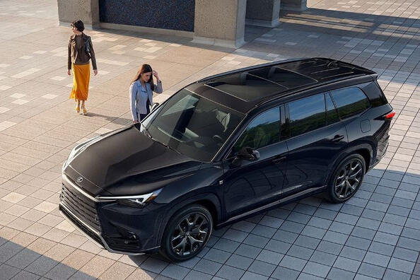 Vidēja izmēra krosovera Lexus TX apskats