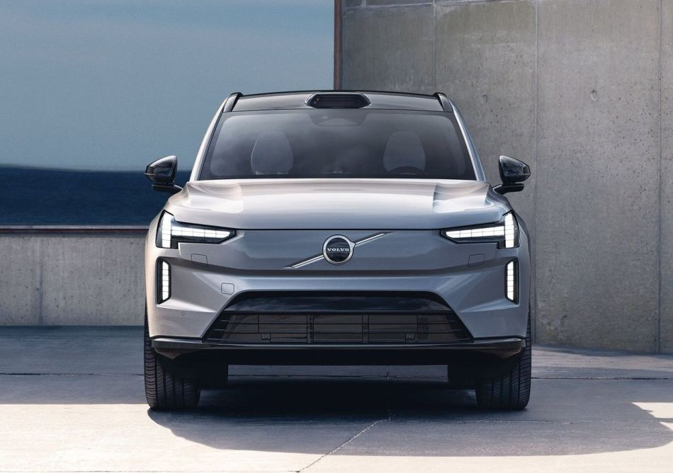 Volvo EX90 apskats: jauns luksusa un drošības standarts
