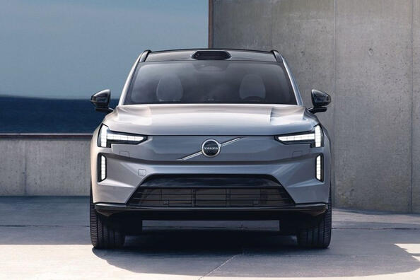 Volvo EX90 apskats: jauns luksusa un drošības standarts