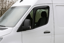Mercedes Sprinter W907/W910 2018– Logu vēja deflektori ieliekamie Niken Luxury (2 gab.) foto 1
