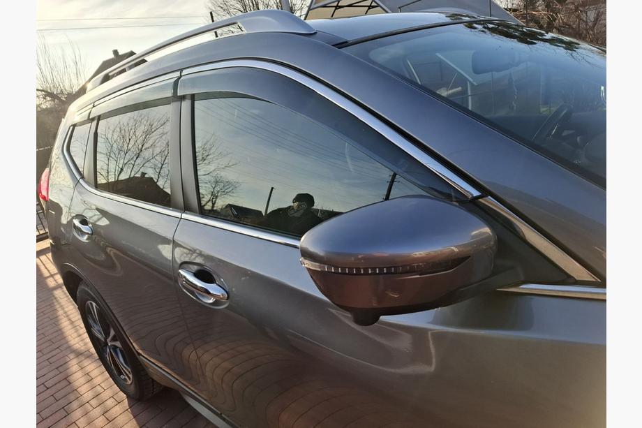 Nissan X-trail T32/Rogue 2014–2021 Logu vēja deflektori ar hromētu moldingu Niken Luxury (6 gab.) Image