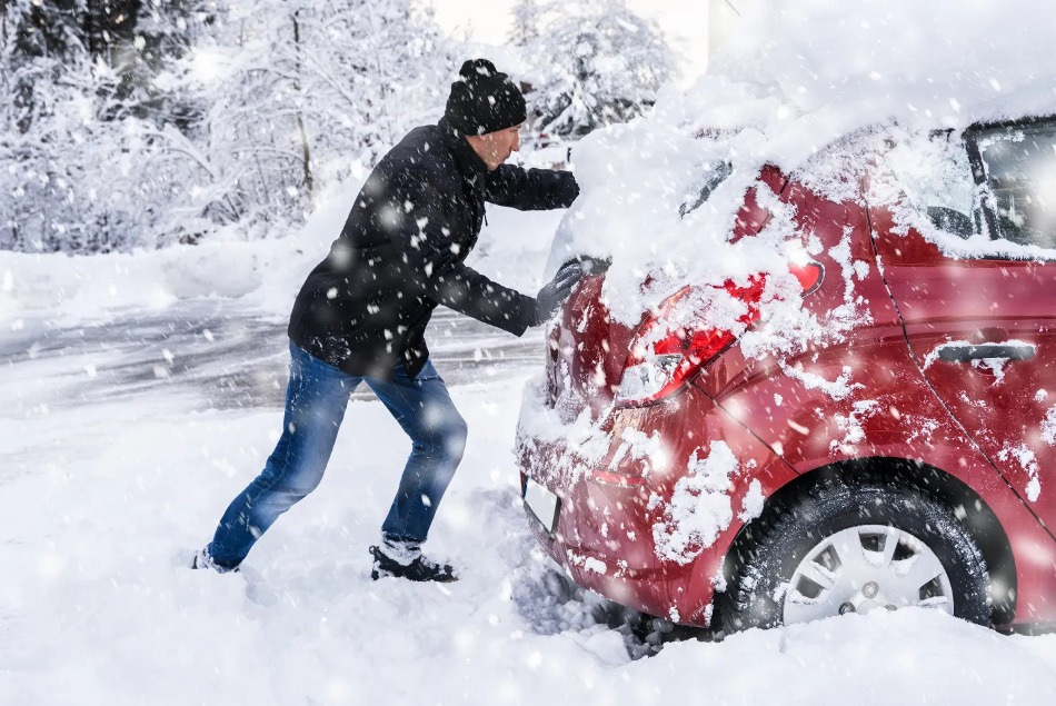 Kā izvilkt auto no sniega kupenas?